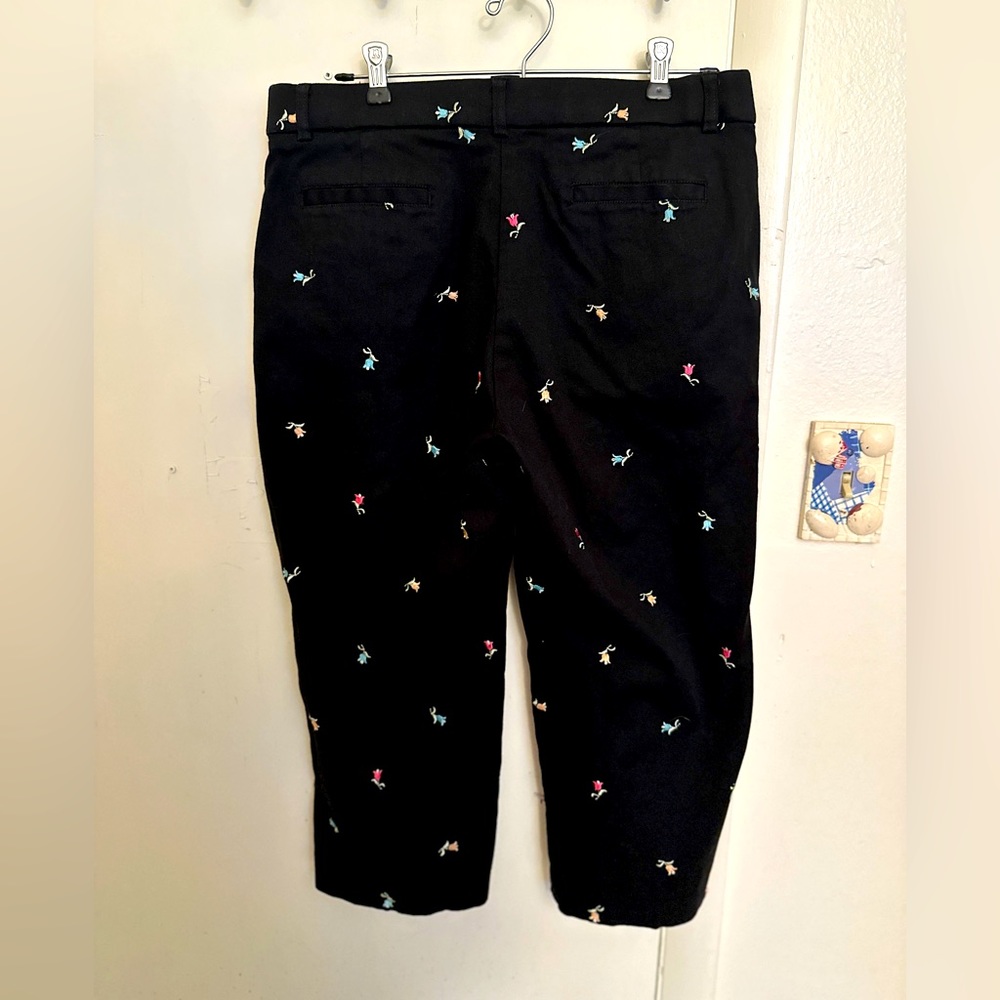 Briggs New York black Capri with flowers embroidered